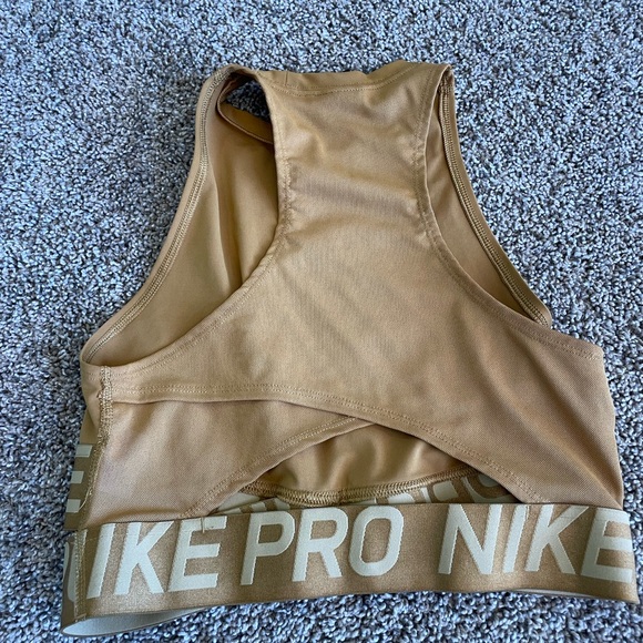 Nike twist crop top size medium - Picture 3 of 4